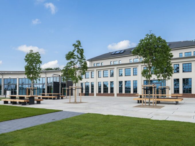 INNOVATORIUM Osnabrück – Außenansicht mit grüner Anlage und modernem Gebäude